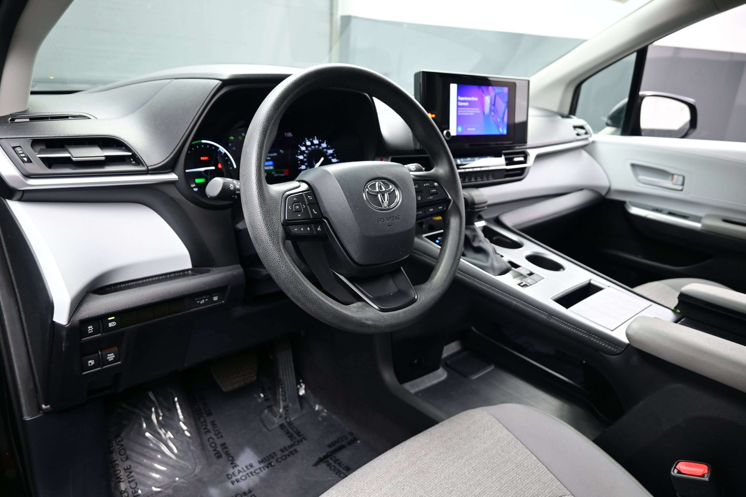 Used 2025 Toyota Sienna LE FWD image 13