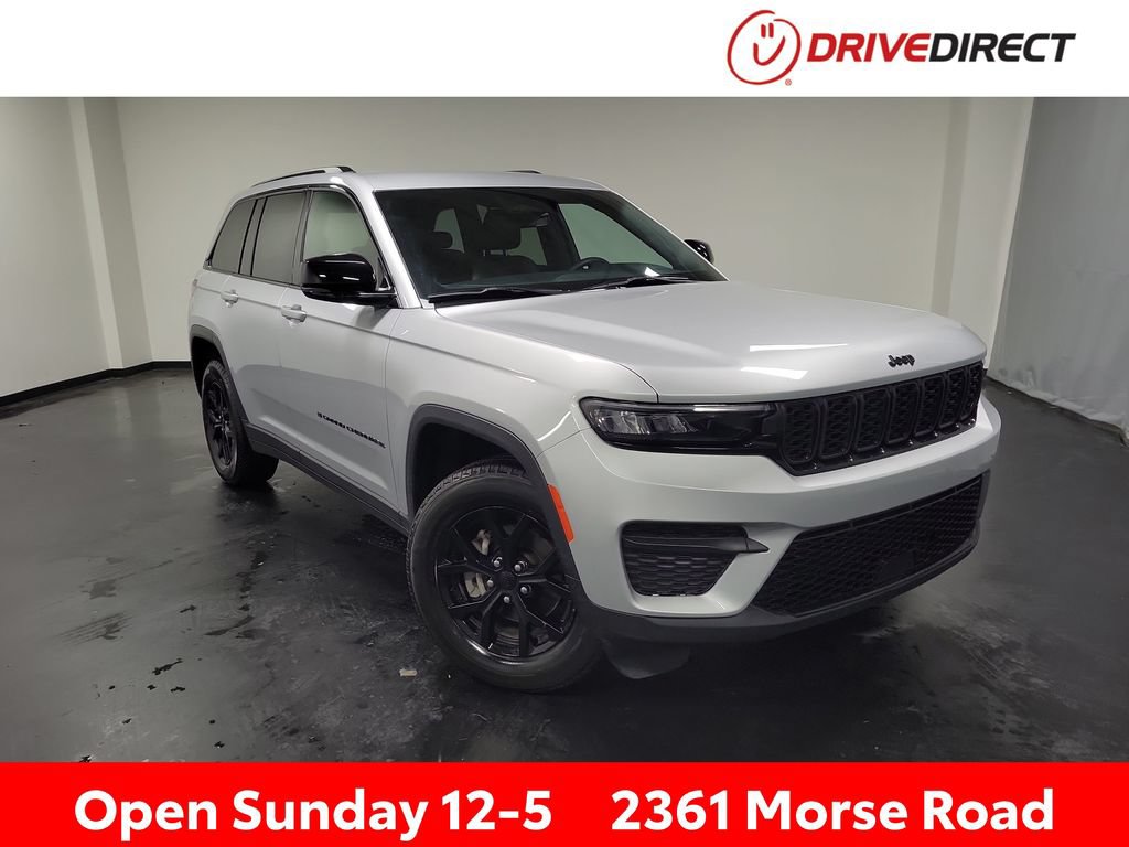 Used 2025 Jeep Grand Cherokee Altitude AWD/4WD image 1