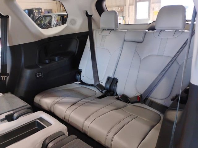 New 2025 Honda Pilot Touring image 23