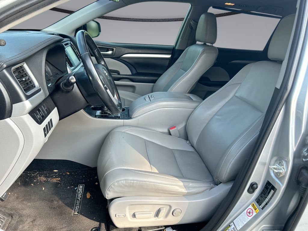 Used 2019 Toyota Highlander XLE FWD image 11