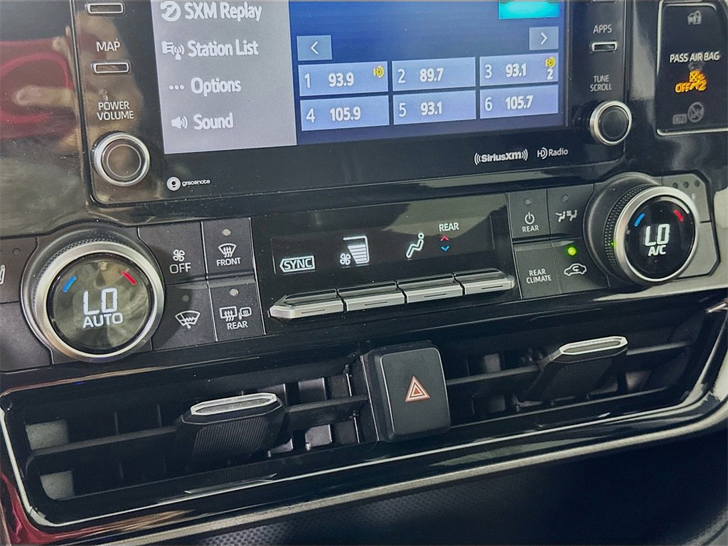 Used 2021 Toyota Highlander XLE image 27