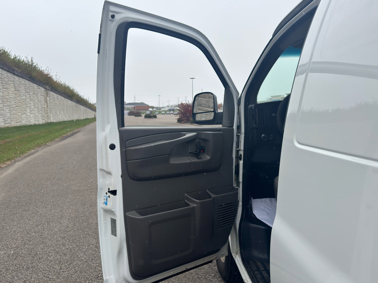 Used 2015 Chevrolet Express 3500 image 9