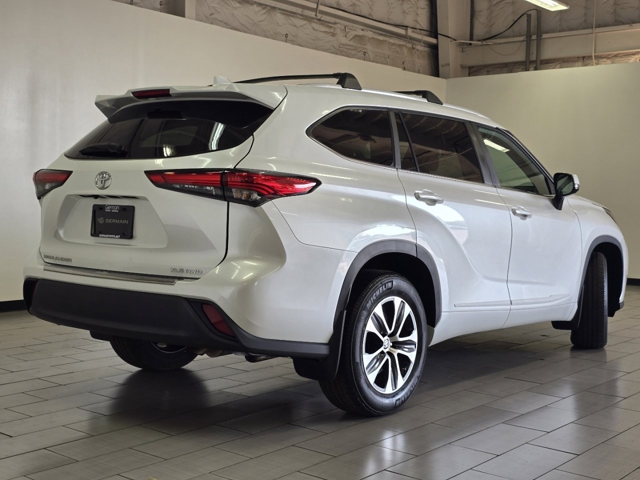 Used 2023 Toyota Highlander XLE AWD/4WD image 17