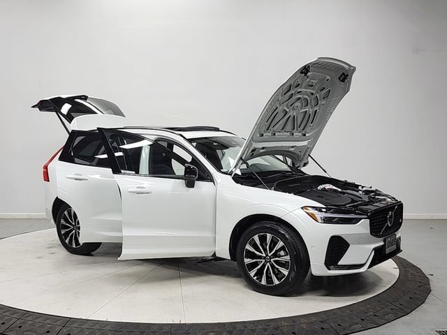 Used 2025 Volvo XC60 B5 Plus AWD/4WD image 9