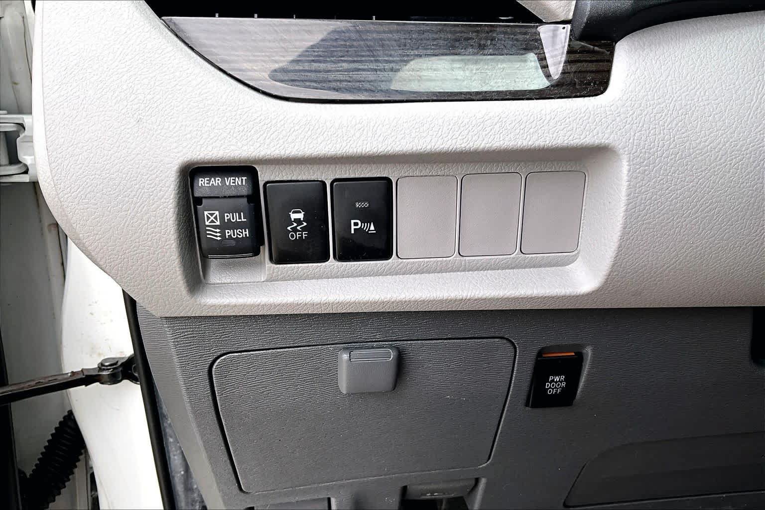 Used 2020 Toyota Sienna XLE Premium FWD image 34