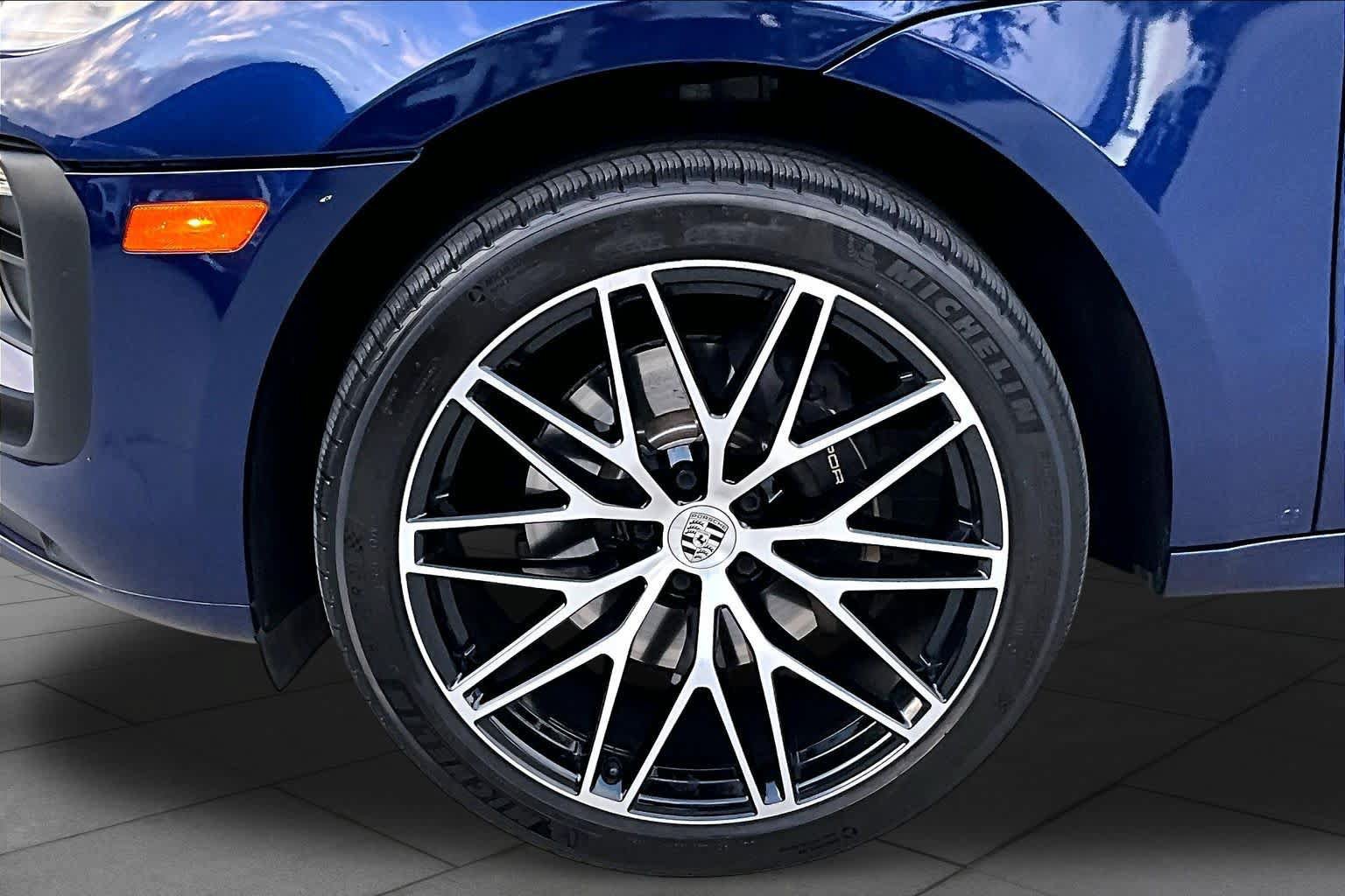 Used 2022 Porsche Macan AWD/4WD image 10