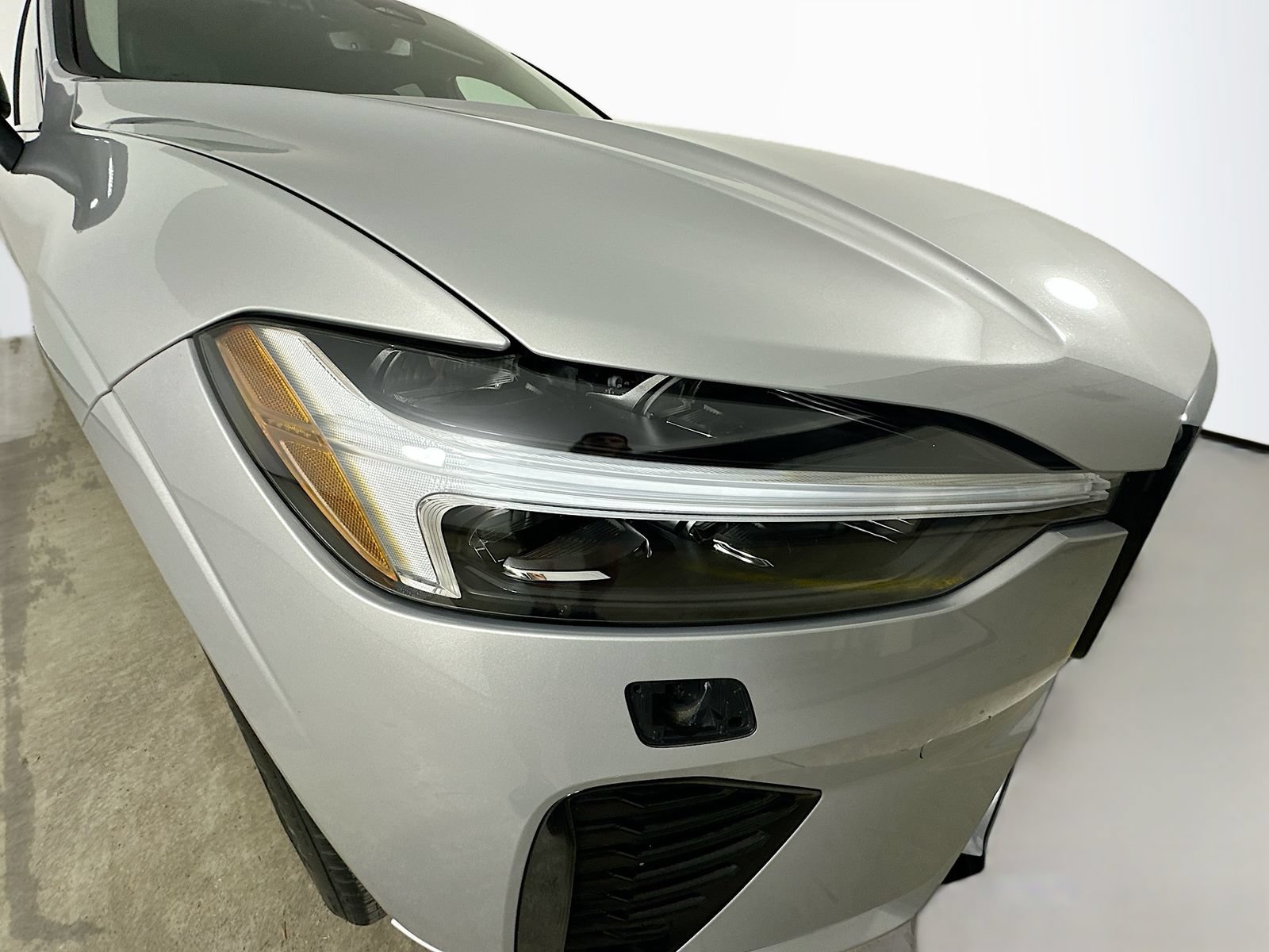 Used 2025 Volvo XC60 B5 Core AWD/4WD image 9