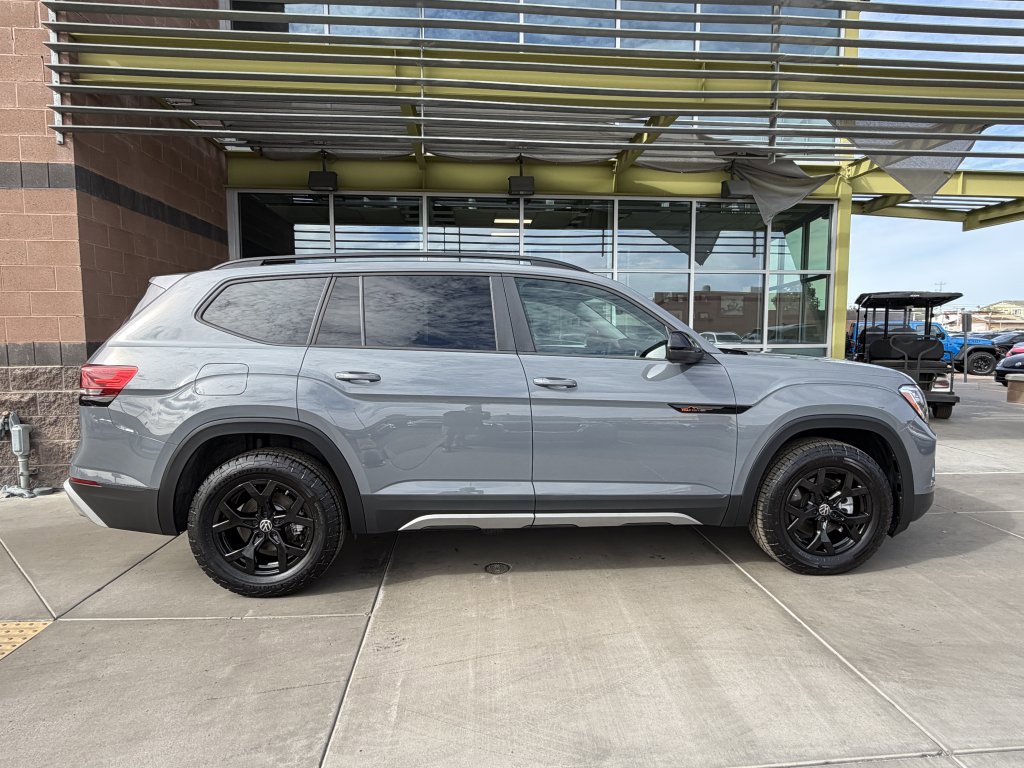 Used 2025 Volkswagen Atlas Peak Edition SE AWD/4WD image 9
