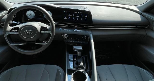 Used 2023 Hyundai Elantra SEL w/ Convenience Package image 16