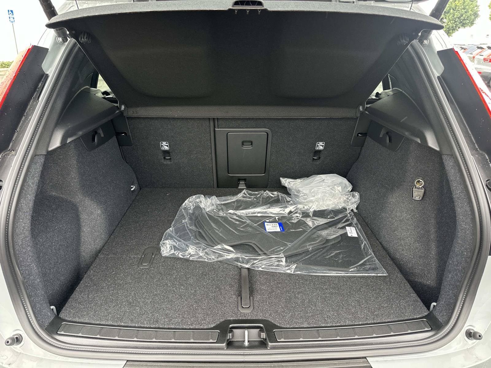 New 2026 Volvo XC40 B4 Plus w/ Climate Package FWD image 18