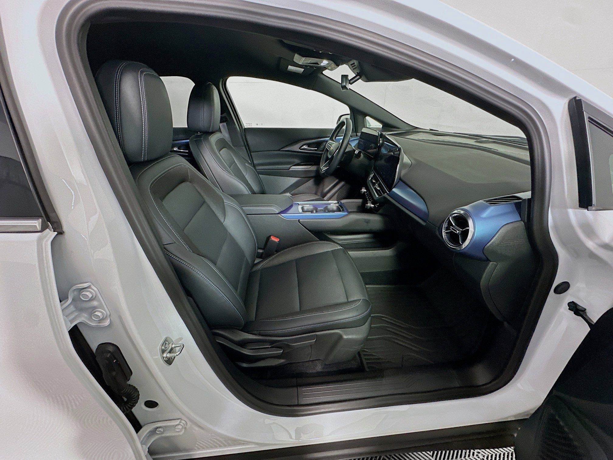 Used 2024 Chevrolet Equinox EV LT image 33