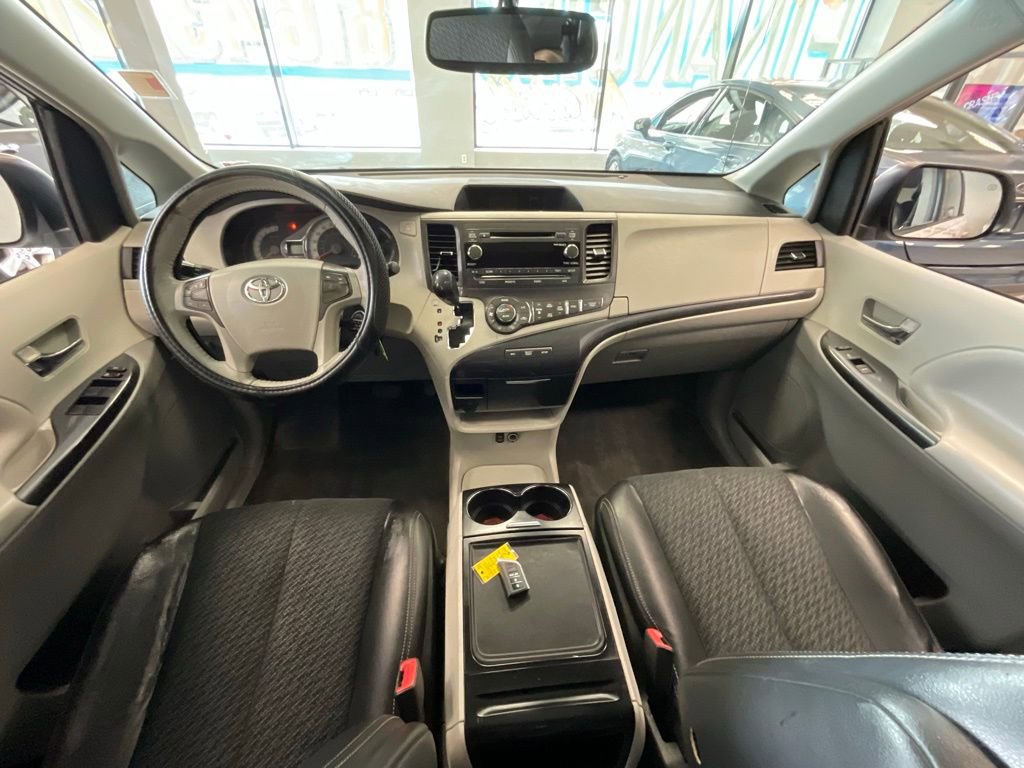 Used 2013 Toyota Sienna SE FWD image 8