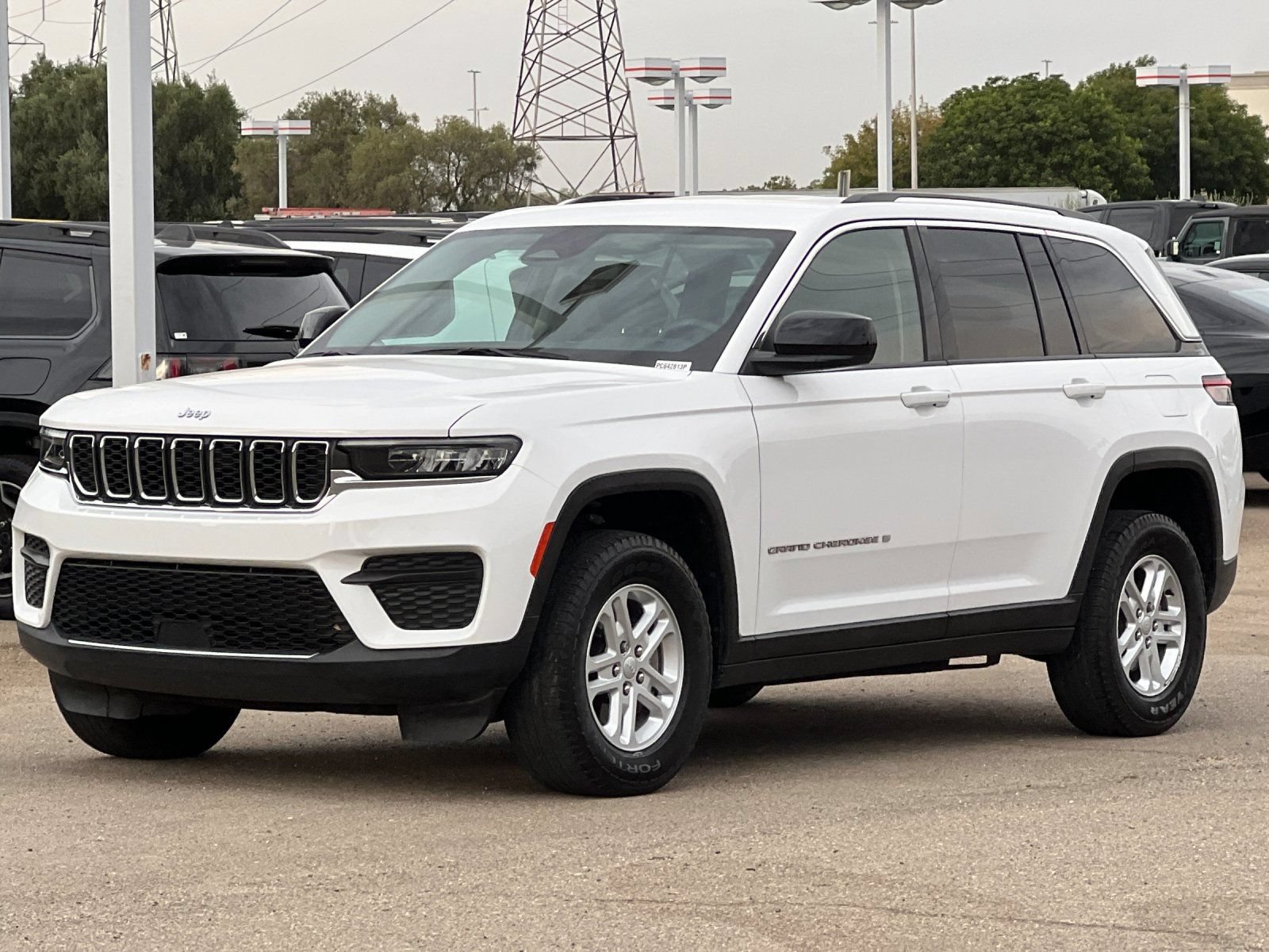 Used 2023 Jeep Grand Cherokee Laredo AWD/4WD image 8