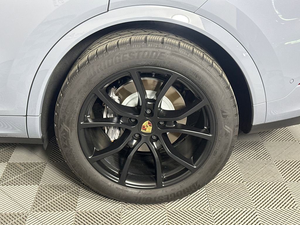 Used 2025 Porsche Cayenne Coupe image 20