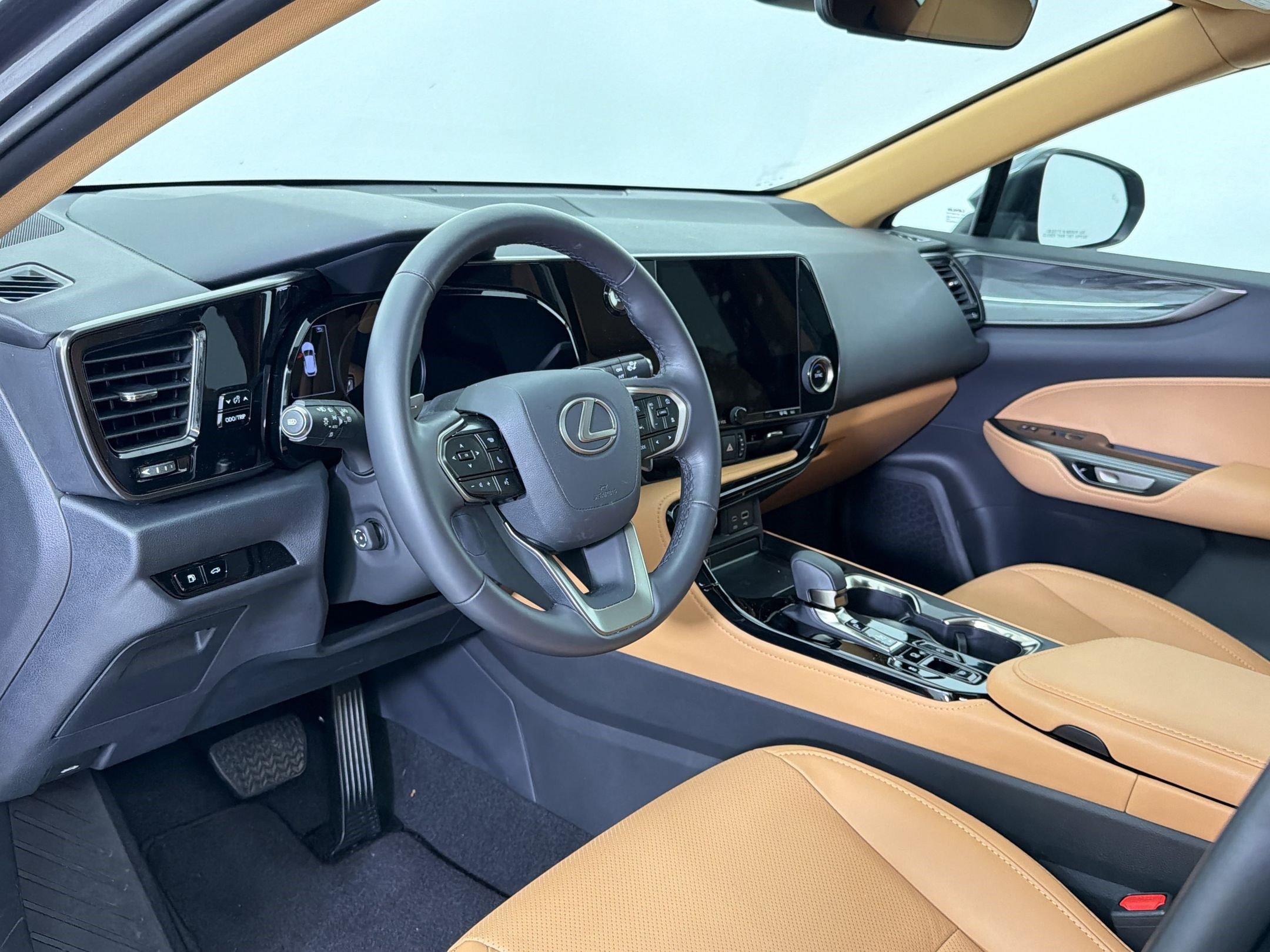 Used 2025 Lexus NX 250 FWD w/ Accessory Package (Z2) image 4