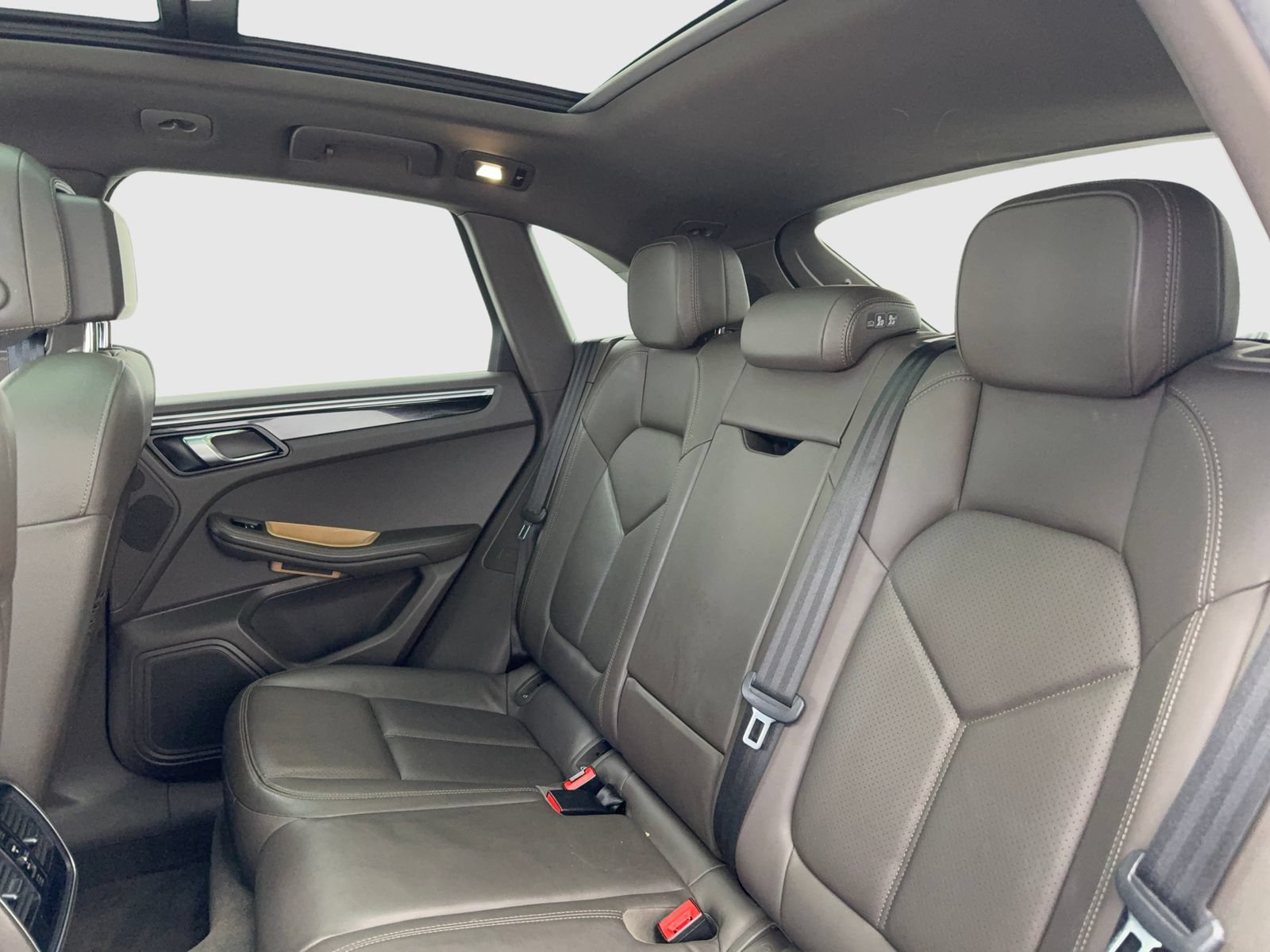Used 2018 Porsche Macan AWD/4WD image 34