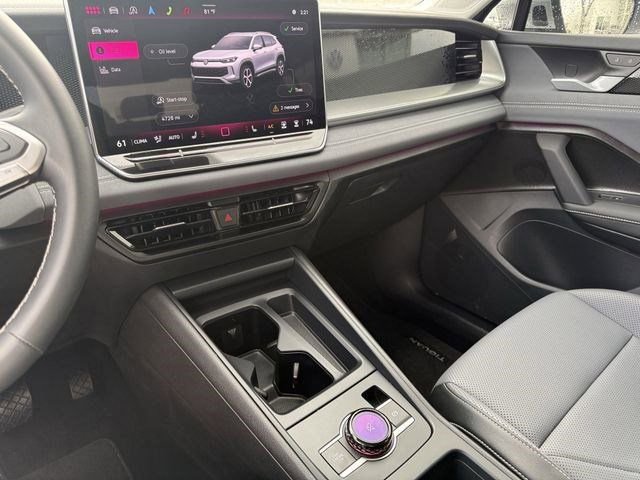 Used 2025 Volkswagen Tiguan SE image 14