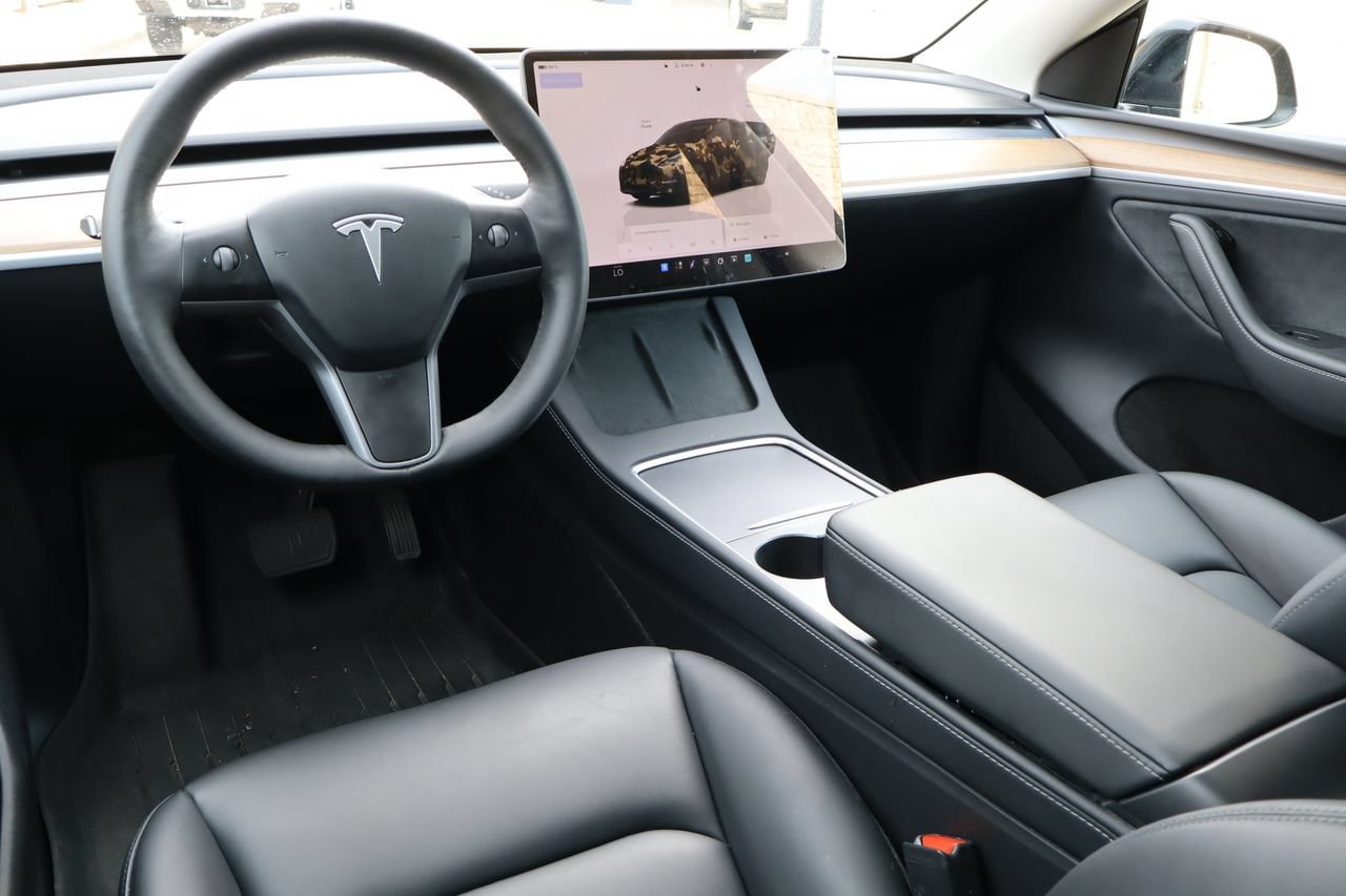 Used 2025 Tesla Model Y Long Range RWD image 4