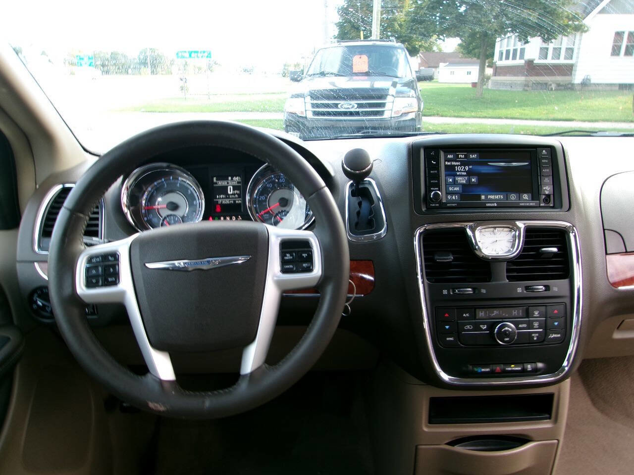 Used 2015 Chrysler Town & Country Touring image 9