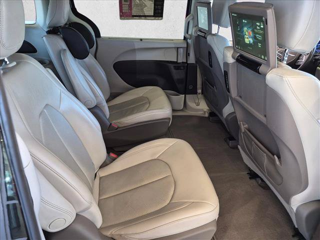 Used 2021 Chrysler Pacifica Touring-L w/ Uconnect Theater Family Group FWD image 21