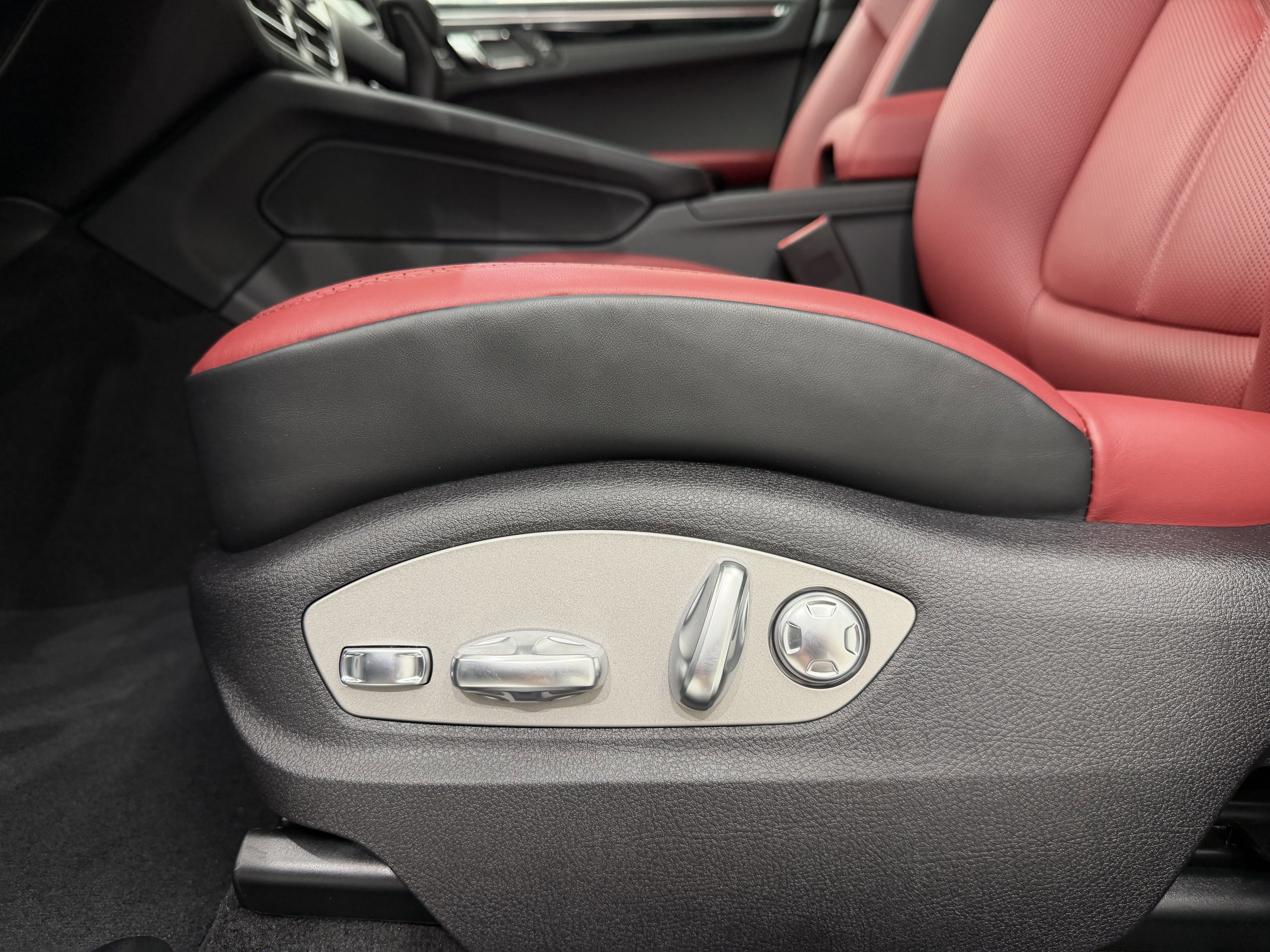 New 2026 Porsche Macan image 32