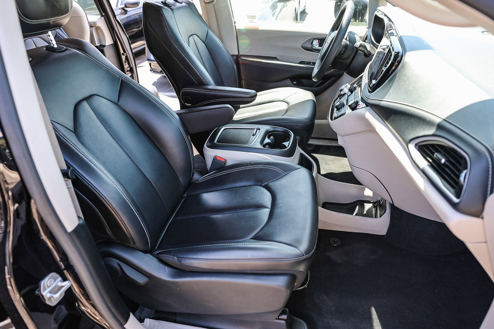 Used 2024 Chrysler Pacifica Select FWD image 7