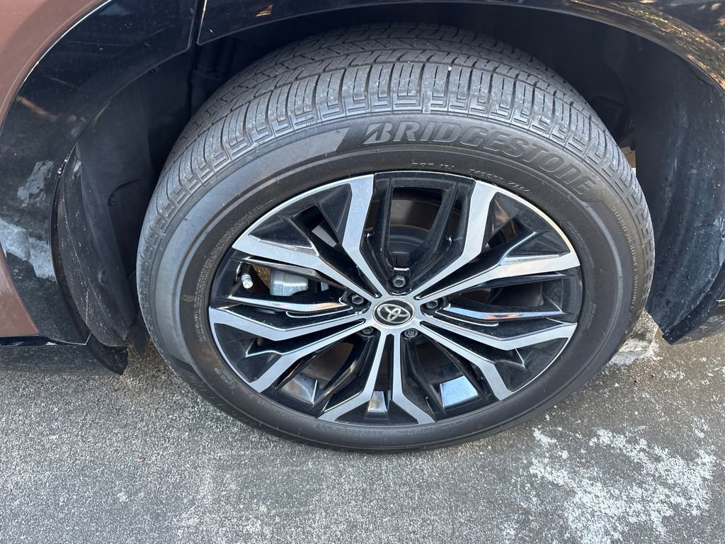 Used 2025 Toyota Crown Signia XLE image 6