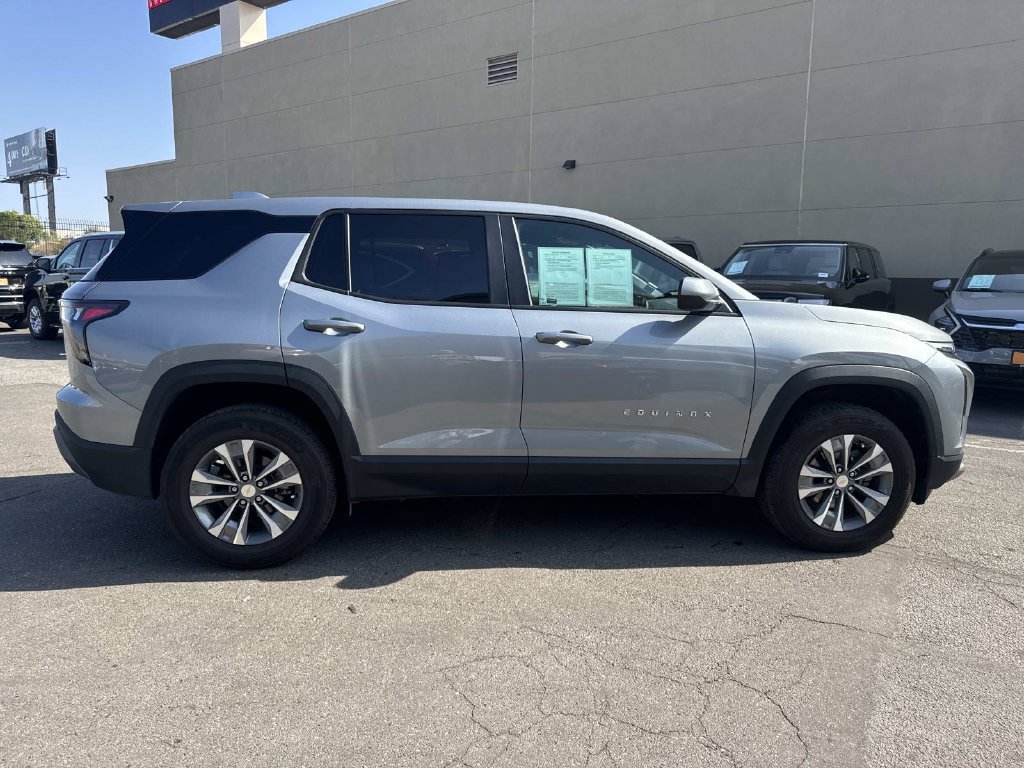 Used 2026 Chevrolet Equinox LT AWD/4WD image 2