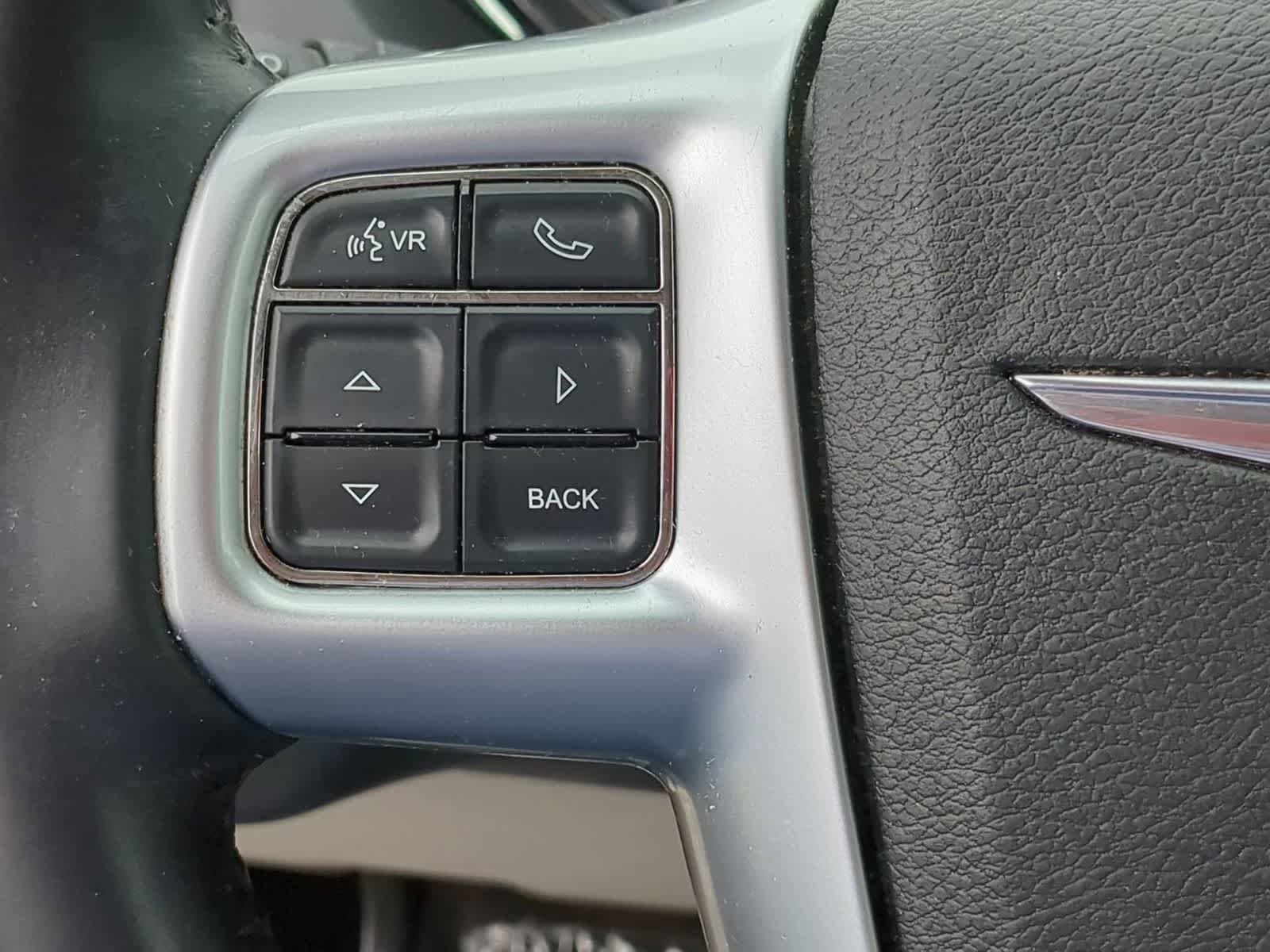 Used 2013 Chrysler Town & Country Touring-L FWD image 23