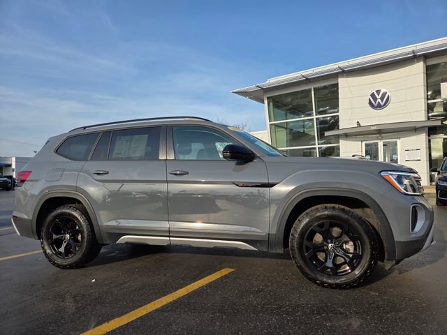 Used 2025 Volkswagen Atlas Peak Edition SE AWD/4WD image 1