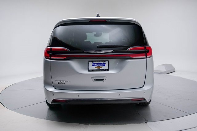 Used 2024 Chrysler Pacifica Touring-L image 8