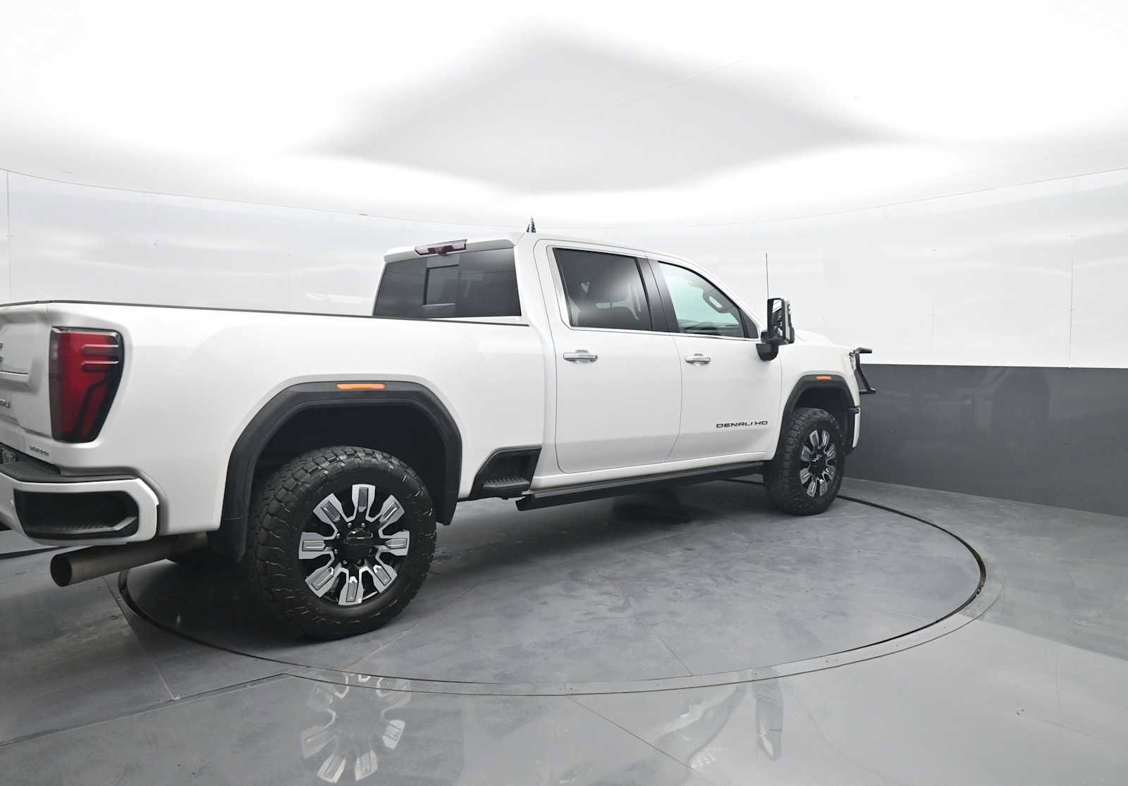 Used 2024 GMC Sierra 3500 Denali w/ Denali Reserve Package AWD/4WD image 8