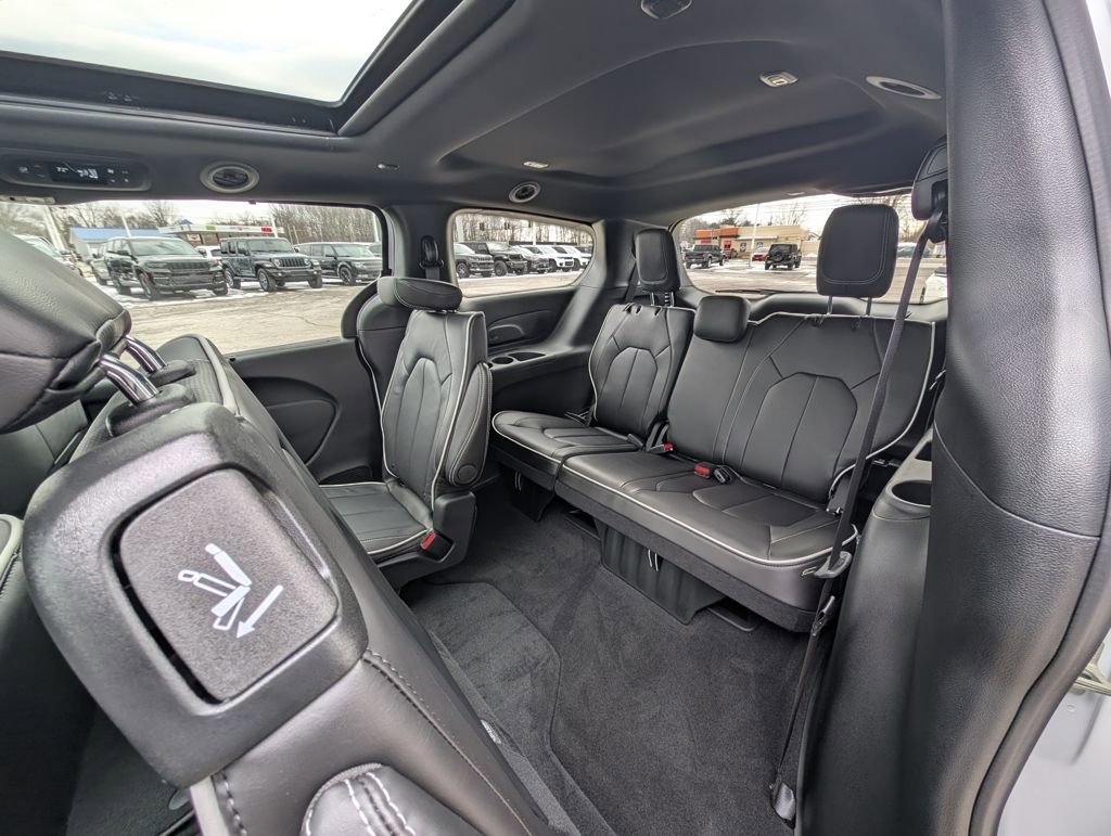 New 2026 Chrysler Pacifica Limited w/ S Appearance Package image 17