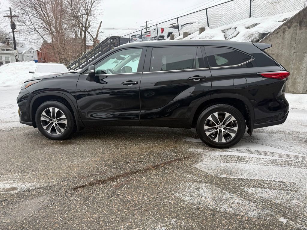 Used 2020 Toyota Highlander XLE image 2