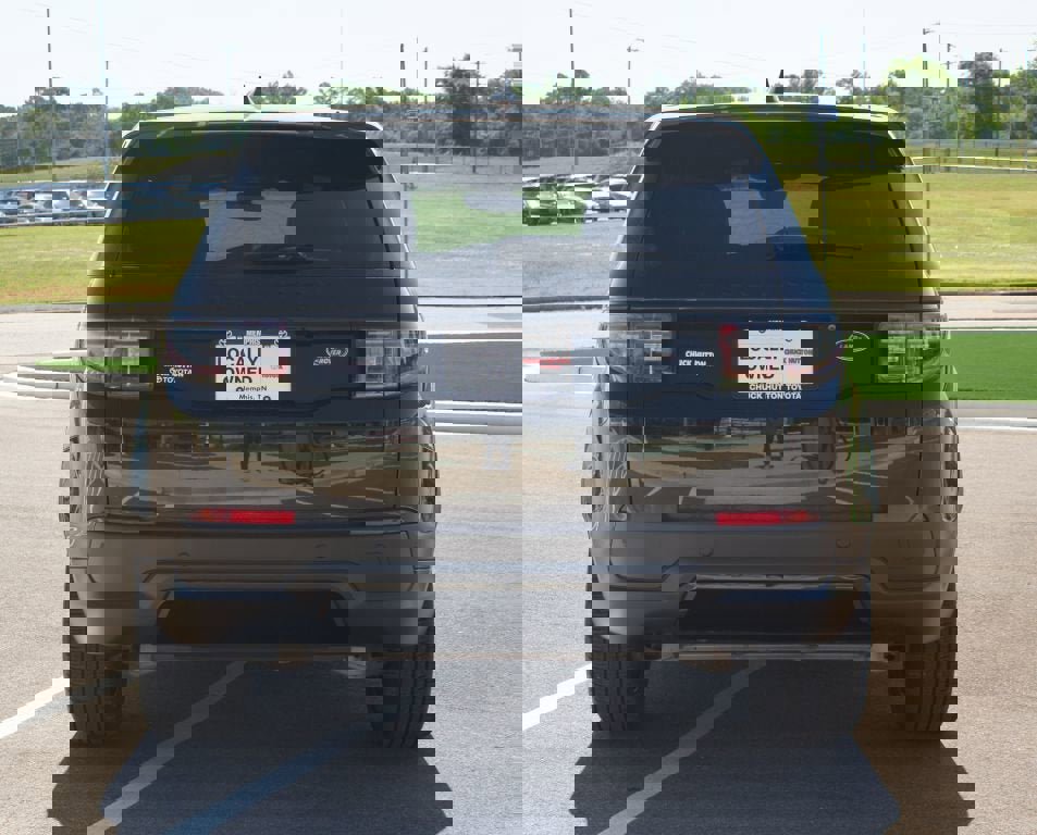 Used 2023 Land Rover Discovery Sport SE image 3