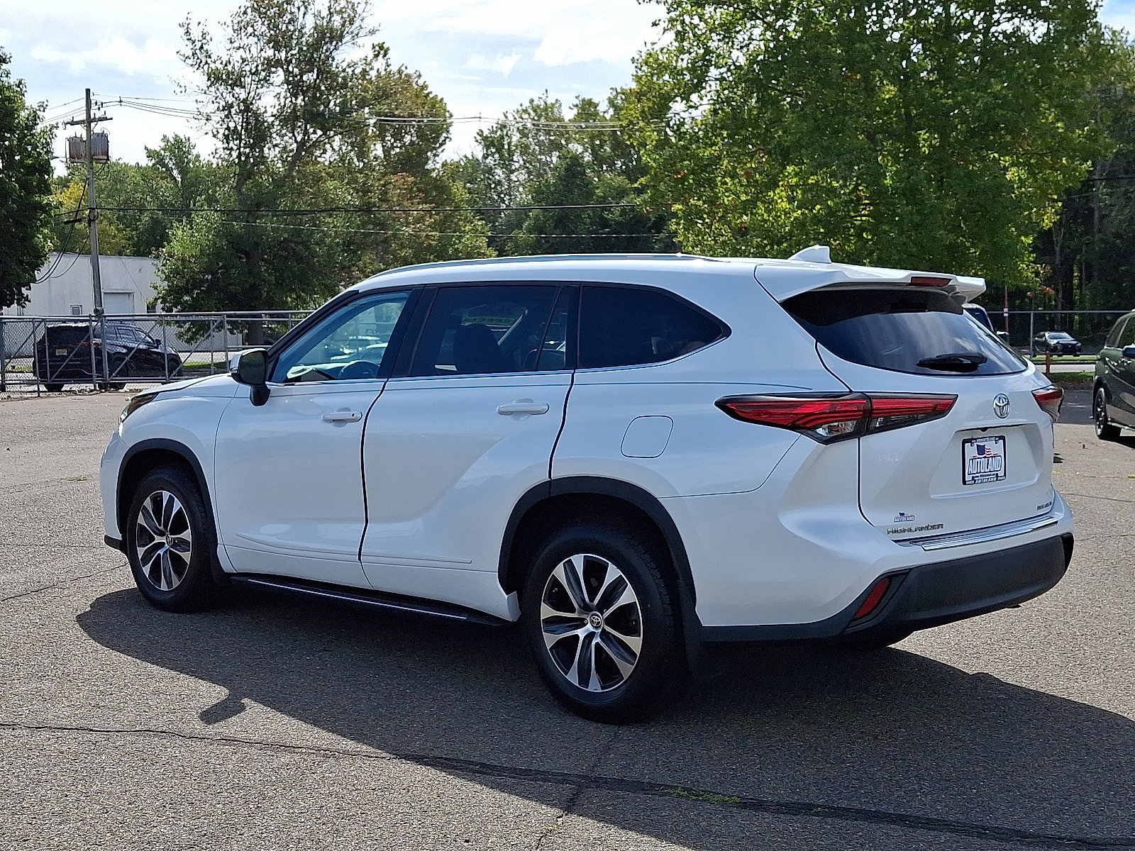 Used 2022 Toyota Highlander XLE AWD/4WD image 5