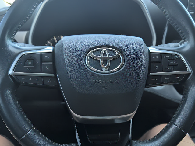 Used 2021 Toyota Highlander XLE AWD/4WD image 17