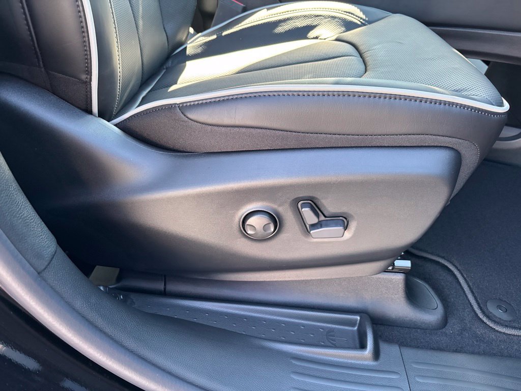 New 2027 Chrysler Pacifica Limited w/ Family Tech Group FWD image 30