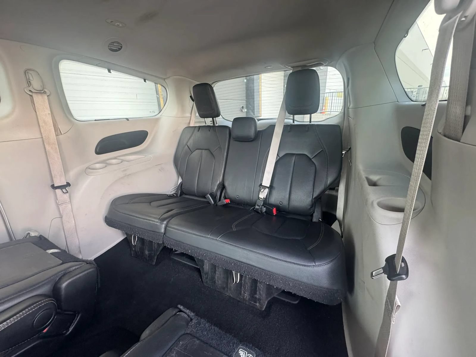 Used 2018 Chrysler Pacifica Touring-L FWD image 16