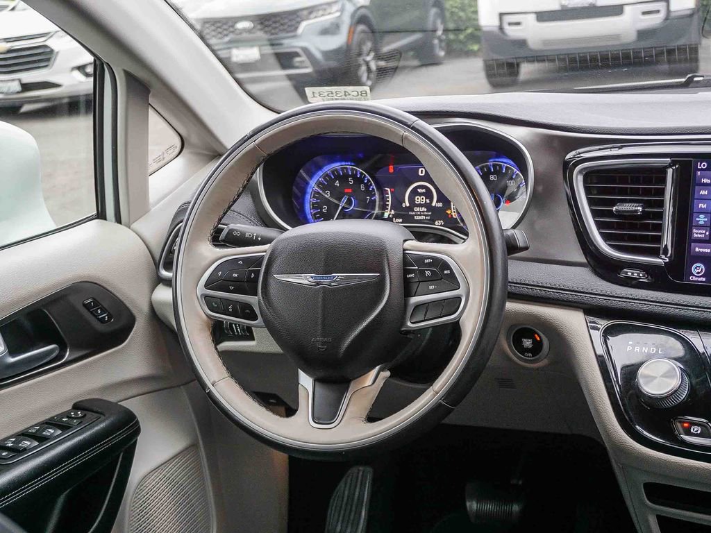 Used 2018 Chrysler Pacifica Limited FWD image 15