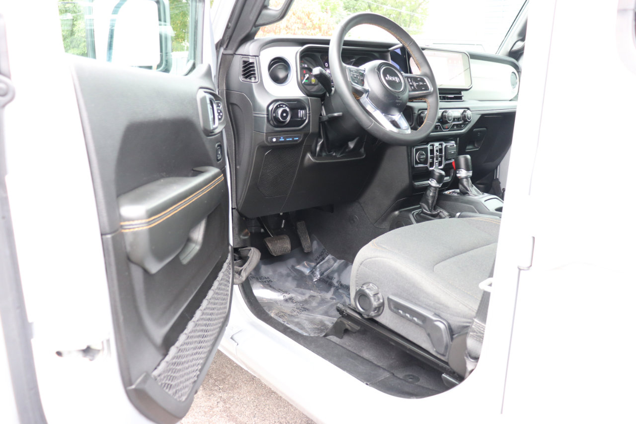 Used 2024 Jeep Wrangler Sahara image 10