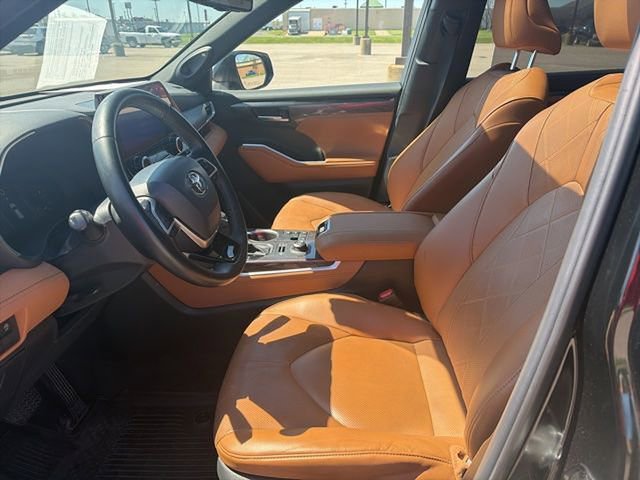 Used 2023 Toyota Highlander Platinum image 6