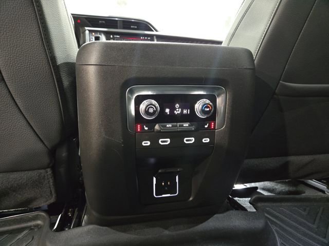 Used 2024 GMC Yukon XL Denali w/ Advanced Technology Package image 38