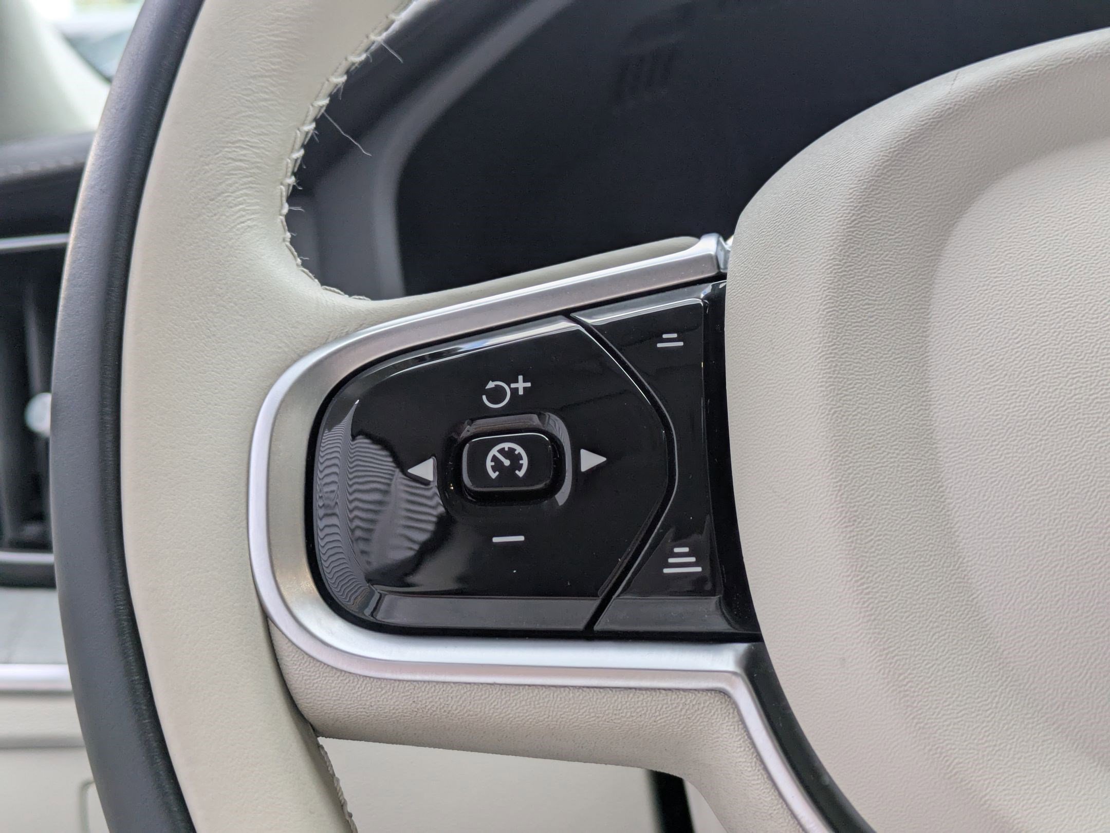 Used 2023 Volvo XC60 T8 Ultimate w/ Climate Package image 18