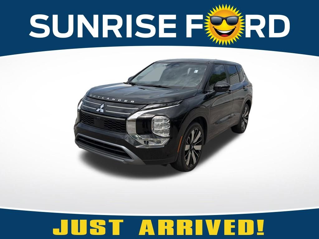 Used 2025 Mitsubishi Outlander SE image 1