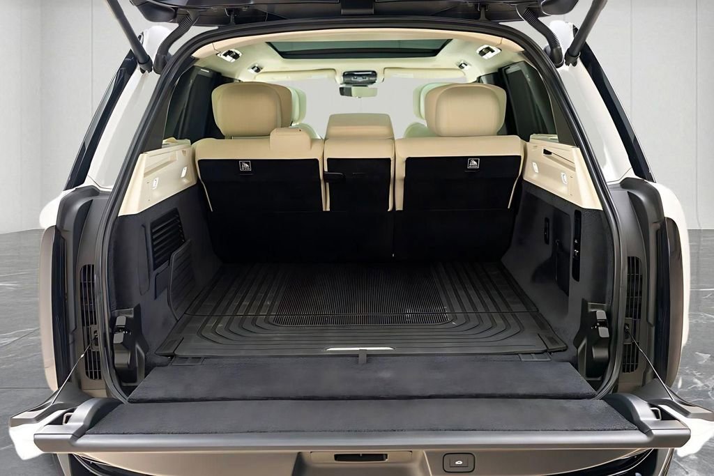 Used 2025 Land Rover Range Rover Autobiography image 10
