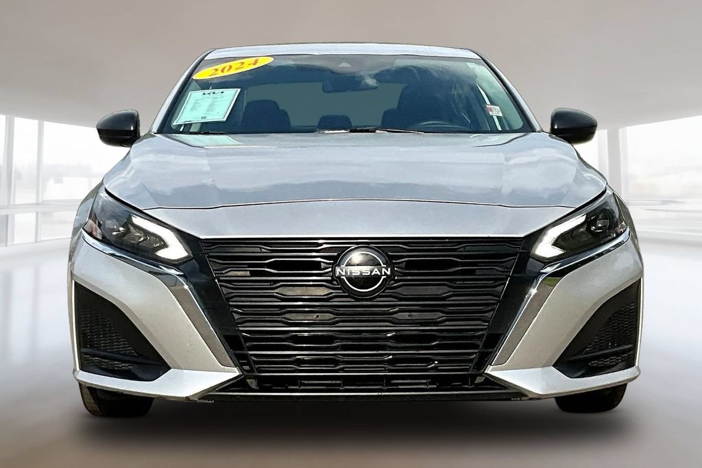Used 2024 Nissan Altima 2.5 SV FWD image 2