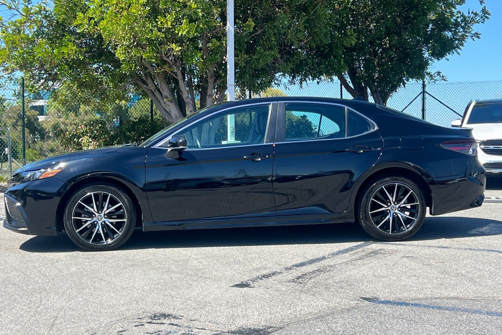 Used 2023 Toyota Camry SE FWD image 2