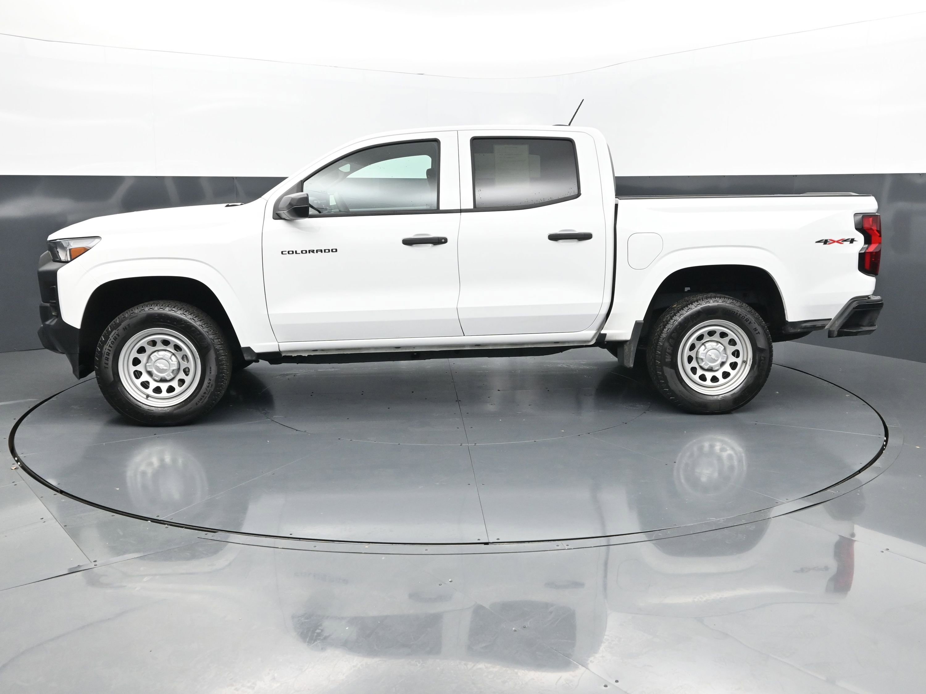 Used 2025 Chevrolet Colorado W/T image 2