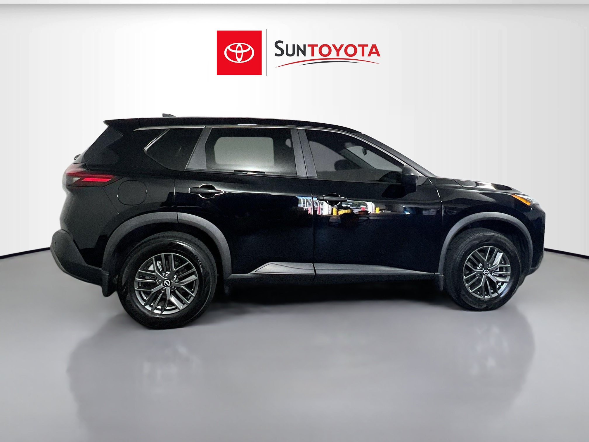 Used 2023 Nissan Rogue S FWD image 2